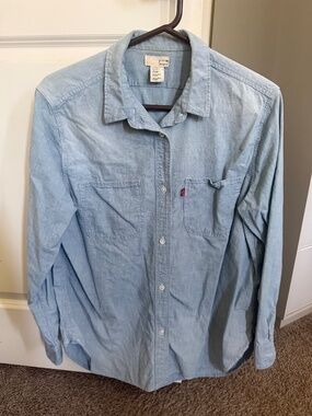 Levi's Classic Blue Denim Shirt Women's in Chambray Blue - Size Large